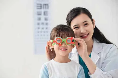 专业人员指导儿童使用视功能训练产品
